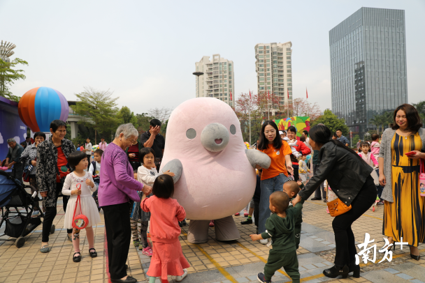 想要和萌萌噠的“鴨梨哥”見面嗎?快來布吉雕塑公益巡展吧
