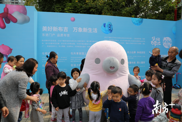 想要和萌萌噠的“鴨梨哥”見面嗎?快來布吉雕塑公益巡展吧