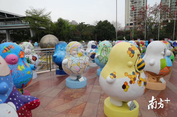 想要和萌萌噠的“鴨梨哥”見面嗎?快來布吉雕塑公益巡展吧